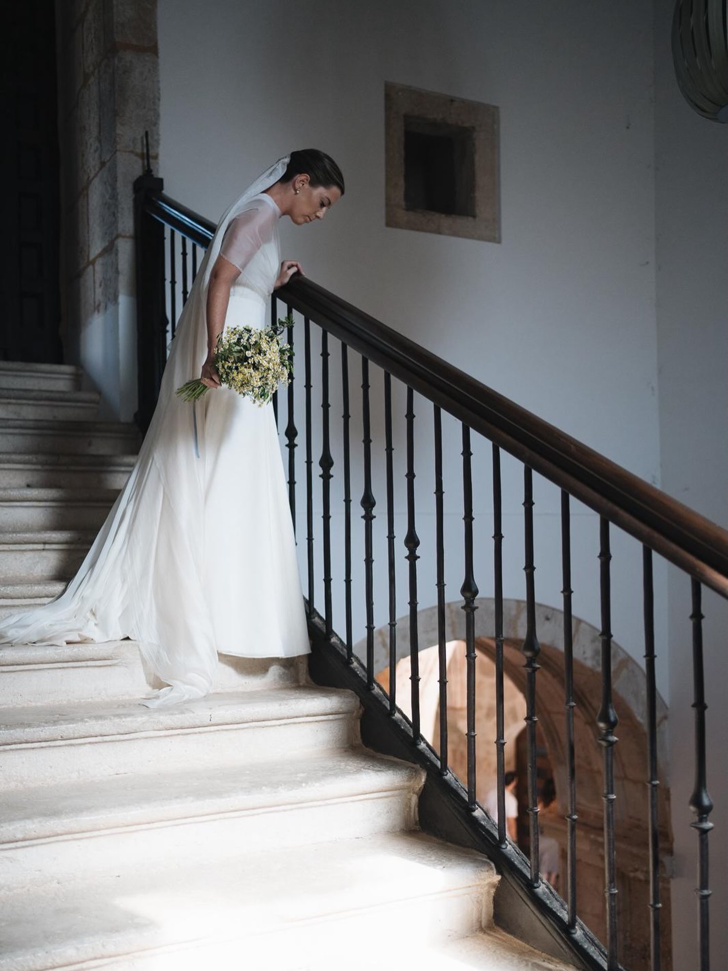 Vestido elegante con caída sutil en tono marfil